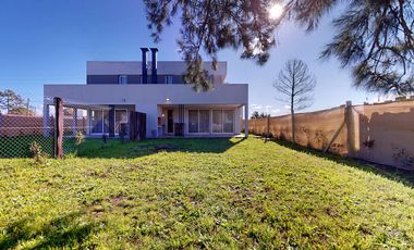 CASA EN VENTA EN LA PLATA GORINA 3 DORMITORIOS TERRAZA