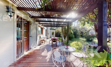 Casa, Parque, Quincho y Pileta en Venta
