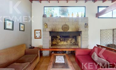 Casa, Parque, Quincho y Pileta en Venta