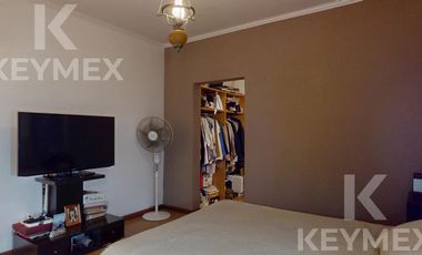 Casa, Parque, Quincho y Pileta en Venta
