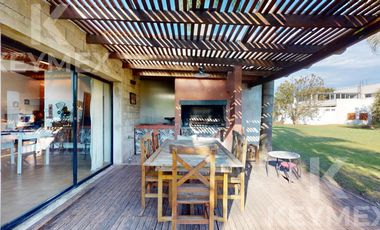 Casa, Parque, Quincho y Pileta en Venta