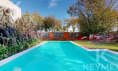 Casa, Parque, Quincho y Pileta en Venta