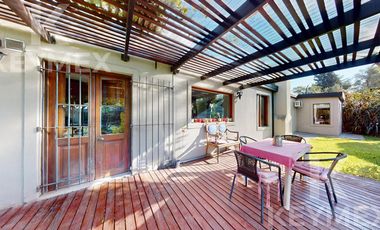 Casa, Parque, Quincho y Pileta en Venta