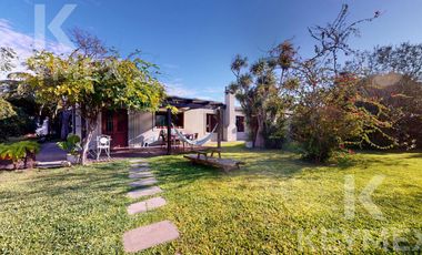 Casa, Parque, Quincho y Pileta en Venta