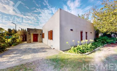 Casa, Parque, Quincho y Pileta en Venta