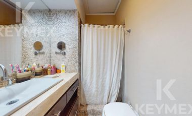 Casa, Parque, Quincho y Pileta en Venta
