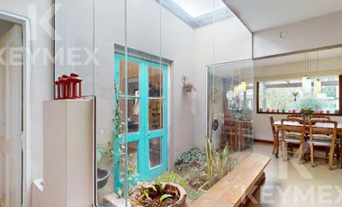 Casa, Parque, Quincho y Pileta en Venta