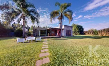 Casa, Parque, Quincho y Pileta en Venta