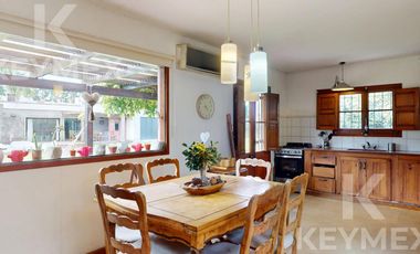 Casa, Parque, Quincho y Pileta en Venta