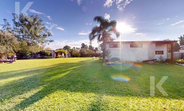Casa, Parque, Quincho y Pileta en Venta