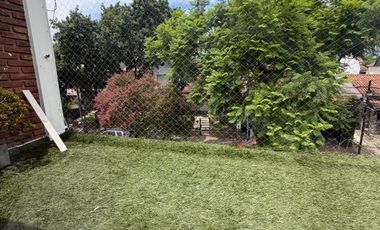 Casa en Olivos con parque y cochera