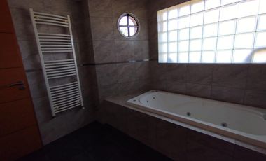 VENTA CASA 2/3 DOMIRTORIOS 2 BAÑOS EN PAGO CHICO. GRAN LOTE PARQUIZADO
