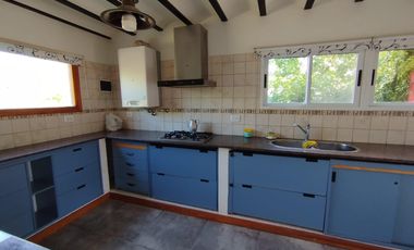 VENTA CASA 2/3 DOMIRTORIOS 2 BAÑOS EN PAGO CHICO. GRAN LOTE PARQUIZADO