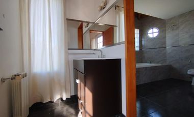 VENTA CASA 2/3 DOMIRTORIOS 2 BAÑOS EN PAGO CHICO. GRAN LOTE PARQUIZADO