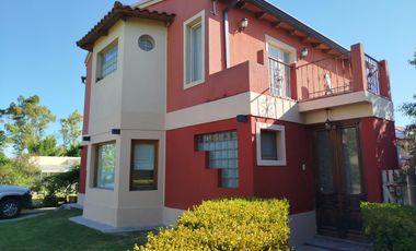 VENTA CASA 2/3 DOMIRTORIOS 2 BAÑOS EN PAGO CHICO. GRAN LOTE PARQUIZADO
