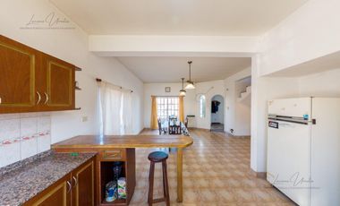 VENTA CASA  - 4 DORMITORIOS - General Fernandez Oro