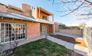 VENTA CASA  - 4 DORMITORIOS - General Fernandez Oro