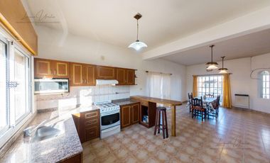 VENTA CASA  - 4 DORMITORIOS - General Fernandez Oro