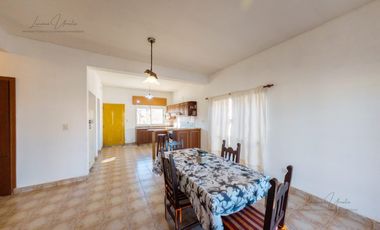 VENTA CASA  - 4 DORMITORIOS - General Fernandez Oro
