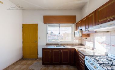 VENTA CASA  - 4 DORMITORIOS - General Fernandez Oro