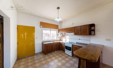 VENTA CASA  - 4 DORMITORIOS - General Fernandez Oro