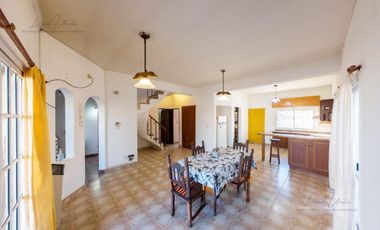 VENTA CASA  - 4 DORMITORIOS - General Fernandez Oro