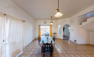 VENTA CASA  - 4 DORMITORIOS - General Fernandez Oro