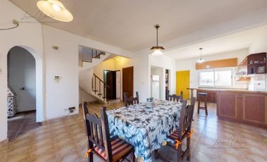 VENTA CASA  - 4 DORMITORIOS - General Fernandez Oro