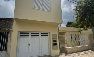 Departamento en alquiler de un dormitorio en planta baja con patio seco y entrada para motos y biciclebtas. B° V. Rosas