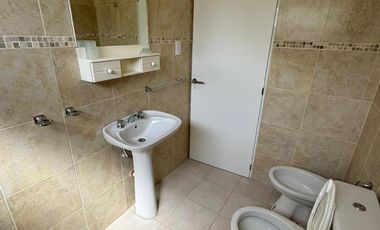 Departamento en alquiler de un dormitorio en planta baja con patio seco y entrada para motos y biciclebtas. B° V. Rosas