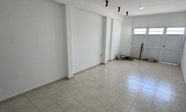 Departamento en alquiler de un dormitorio en planta baja con patio seco y entrada para motos y biciclebtas. B° V. Rosas