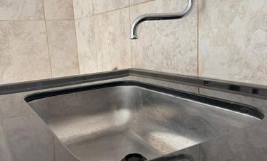 Departamento en alquiler de un dormitorio en planta baja con patio seco y entrada para motos y biciclebtas. B° V. Rosas