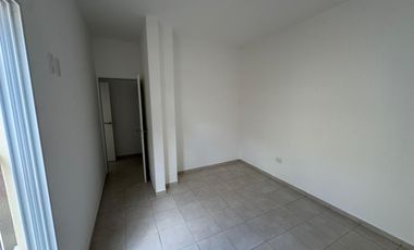 Departamento en alquiler de un dormitorio en planta baja con patio seco y entrada para motos y biciclebtas. B° V. Rosas