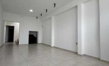 Departamento en alquiler de un dormitorio en planta baja con patio seco y entrada para motos y biciclebtas. B° V. Rosas