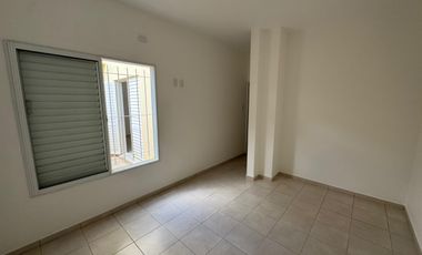 Departamento en alquiler de un dormitorio en planta baja con patio seco y entrada para motos y biciclebtas. B° V. Rosas