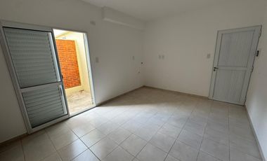 Departamento en alquiler de un dormitorio en planta baja con patio seco y entrada para motos y biciclebtas. B° V. Rosas