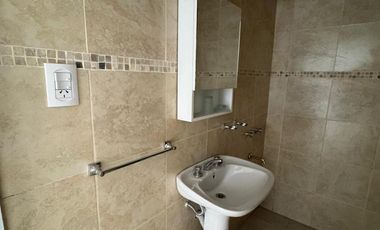 Departamento en alquiler de un dormitorio en planta baja con patio seco y entrada para motos y biciclebtas. B° V. Rosas