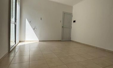 Departamento en alquiler de un dormitorio en planta baja con patio seco y entrada para motos y biciclebtas. B° V. Rosas