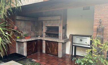 CASA EN VENTA EN BURZACO