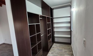 Alquiler de Casa 4 ambientes, 3 dormitorios, 3 Baños y Garage en Barrio Laguna Azul - Spegazzini