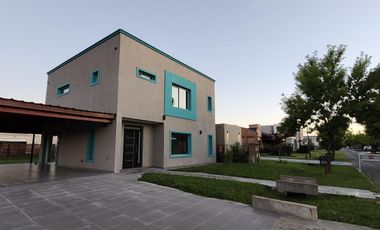 Alquiler de Casa 4 ambientes, 3 dormitorios, 3 Baños y Garage en Barrio Laguna Azul - Spegazzini