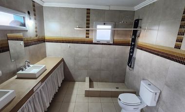 Alquiler de Casa 4 ambientes, 3 dormitorios, 3 Baños y Garage en Barrio Laguna Azul - Spegazzini