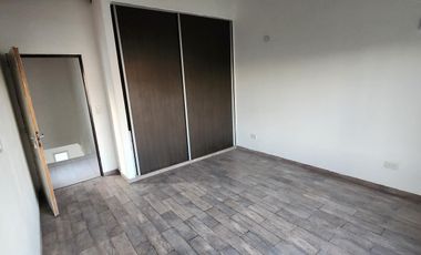 Alquiler de Casa 4 ambientes, 3 dormitorios, 3 Baños y Garage en Barrio Laguna Azul - Spegazzini