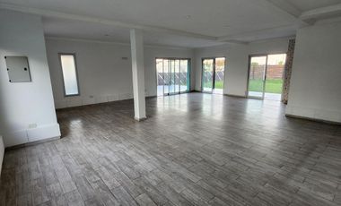 Alquiler de Casa 4 ambientes, 3 dormitorios, 3 Baños y Garage en Barrio Laguna Azul - Spegazzini