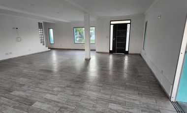 Alquiler de Casa 4 ambientes, 3 dormitorios, 3 Baños y Garage en Barrio Laguna Azul - Spegazzini