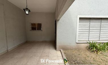 ALQUILER Casa 3 Ambientes Con Cochera y Patio- Moreno Sur