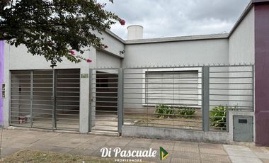 ALQUILER Casa 3 Ambientes Con Cochera y Patio- Moreno Sur