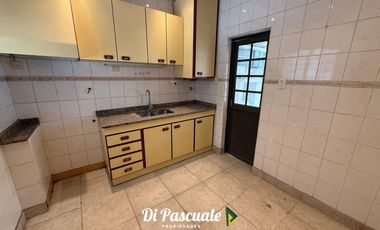 ALQUILER Casa 3 Ambientes Con Cochera y Patio- Moreno Sur
