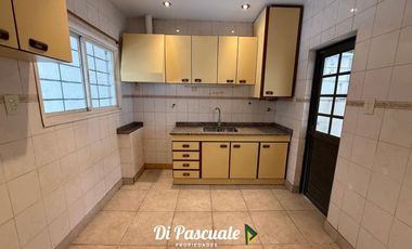 ALQUILER Casa 3 Ambientes Con Cochera y Patio- Moreno Sur