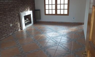 Casa venta en Los Antiguos 3 dormitorios 2 baños con patio cochera